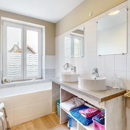 4 Bedroom Gorgeous In Saint-vaast-d'equiquev *