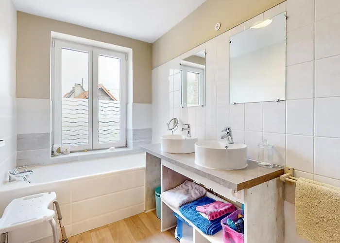 4 Bedroom Gorgeous In Saint-vaast-d'equiquev *